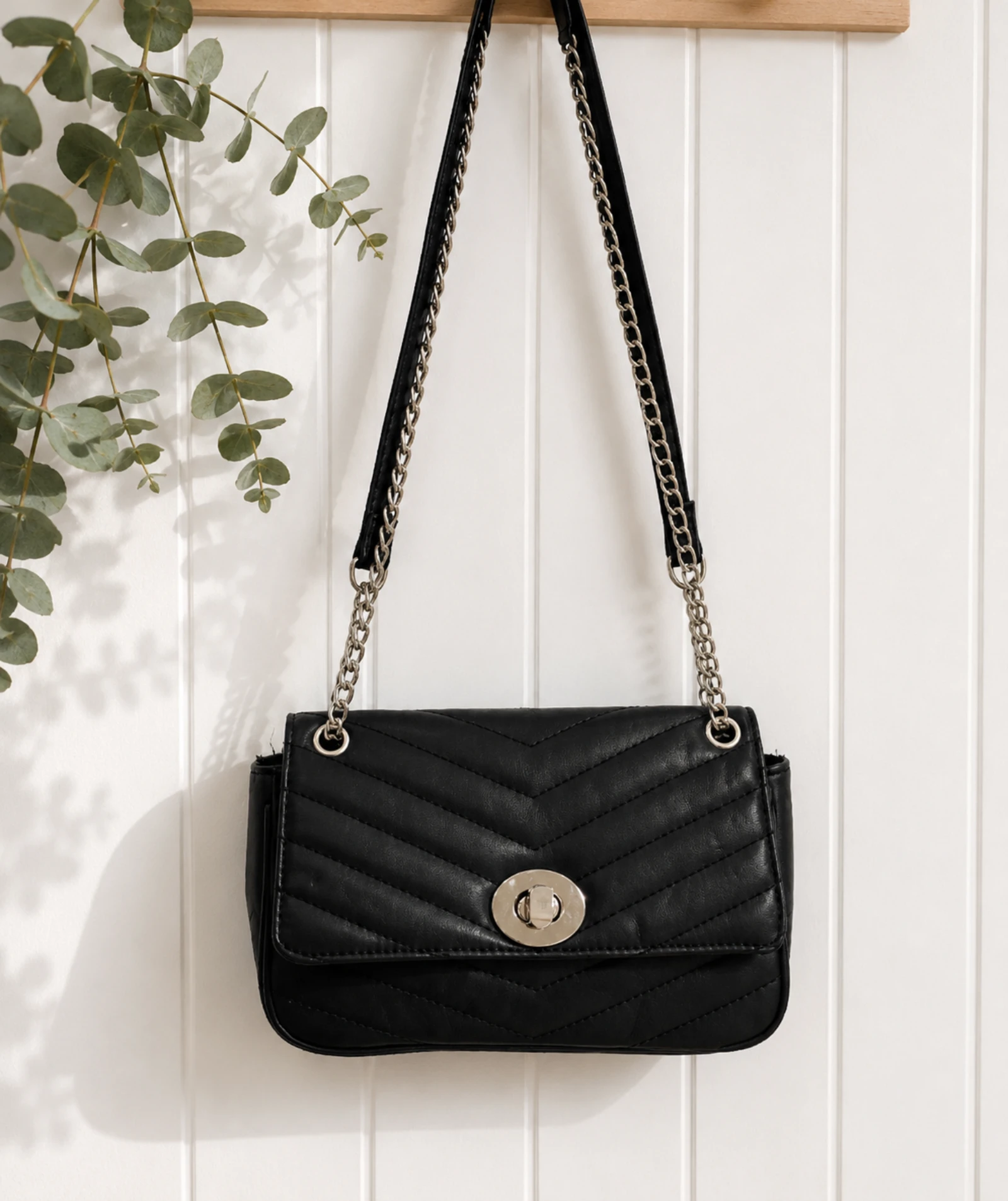 Bolso negro acolchado Stradivarius con cadena plateada